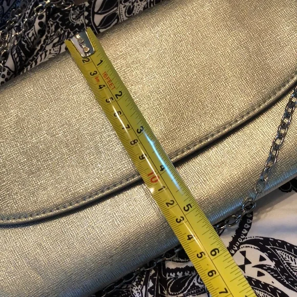 Halogen pale metallic gold textured clutch with crossbody chain, magnetic close - Picture 6 of 9